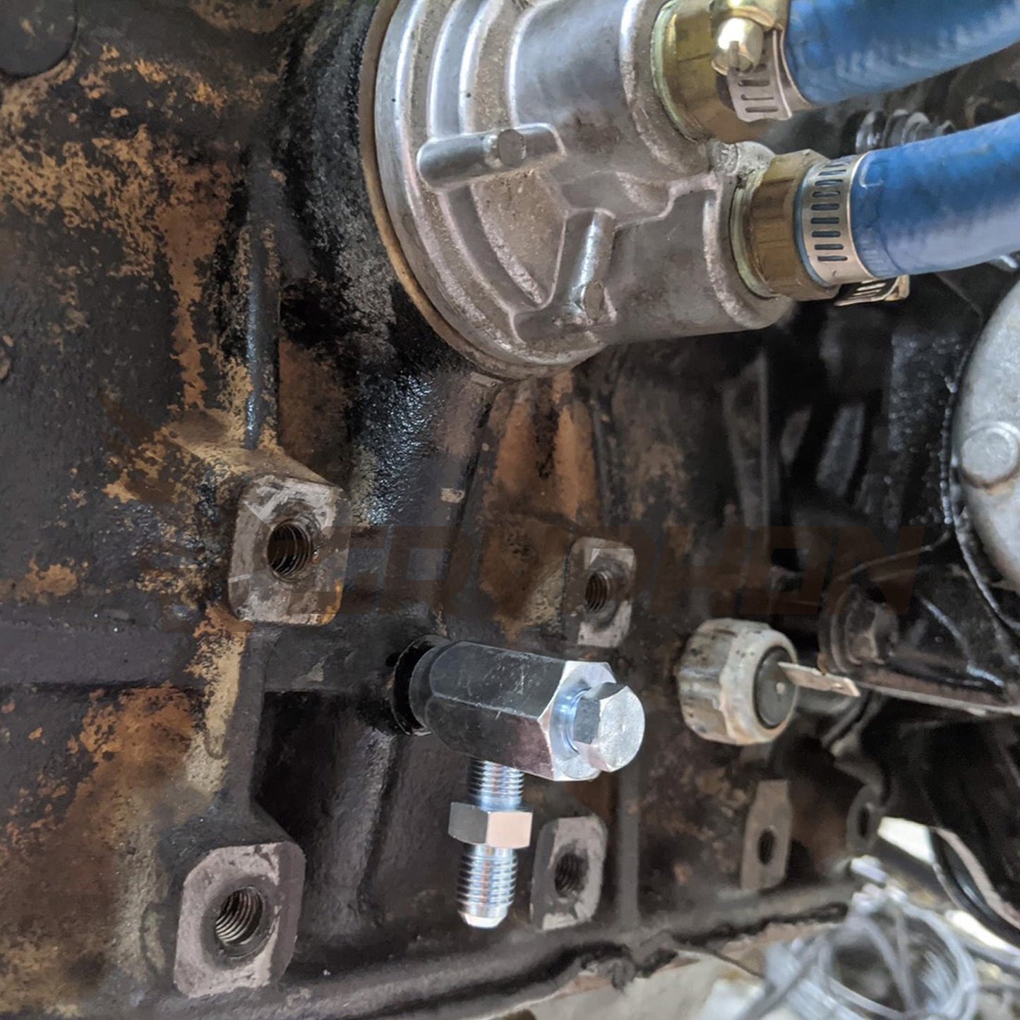 Installation view of oil feed T-fitting connected to Toyota 22R 22RE engine