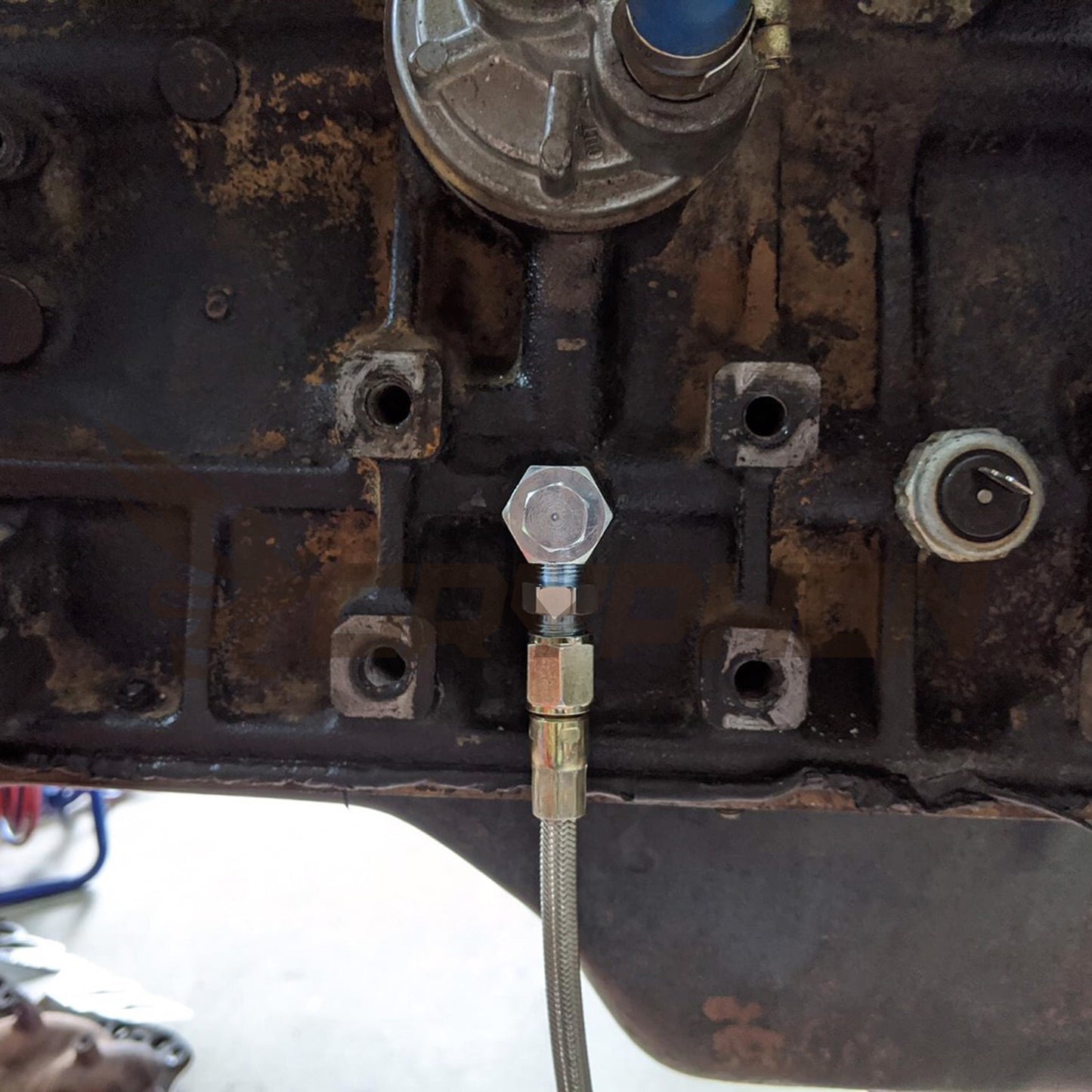 Installation view of oil feed T-fitting connected to Toyota 22R 22RE engine