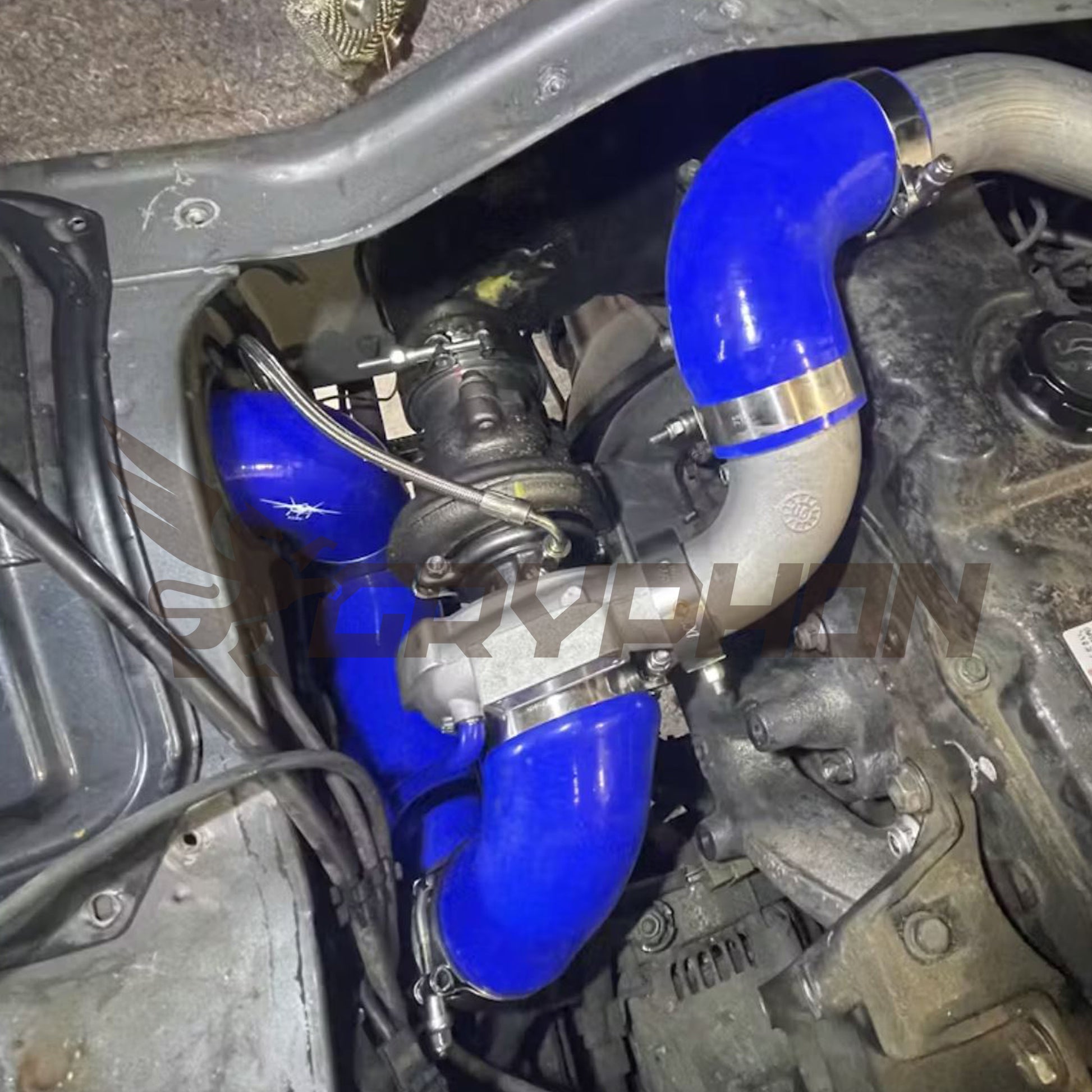 Turbo oil feed line kit for Toyota Hilux 2.8L 3L / 3.0L 5L 5LE N/A diesel engine with Holset HE221W turbo conversion, 4AN PTFE stainless-braided hose with unrestricted oil adapter fitting, copper crush washer, and T-fitting oil pressure adapter.
