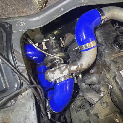 Turbo oil feed line kit for Toyota Hilux 2.8L 3L / 3.0L 5L 5LE N/A diesel engine with Holset HE221W turbo conversion, 4AN PTFE stainless-braided hose with unrestricted oil adapter fitting, copper crush washer, and T-fitting oil pressure adapter.